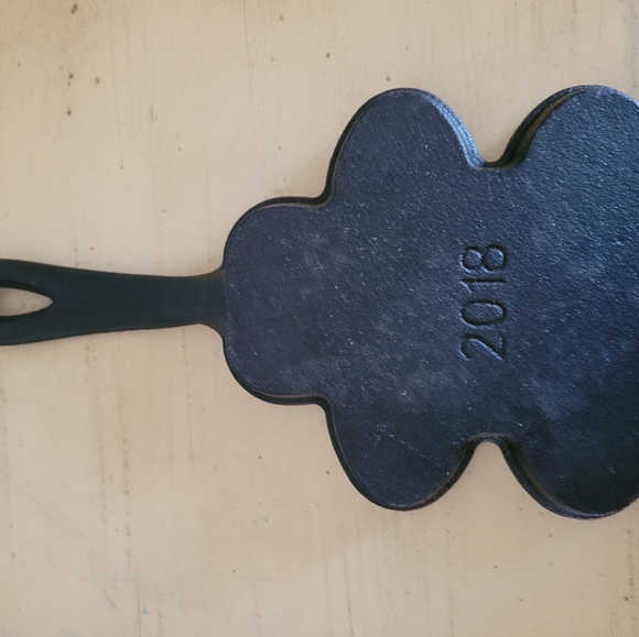 GINGERBREAD MAN CAST IRON Baking Pan/Skillet/Cookie Mold/Pancake - Picture 3 of 4